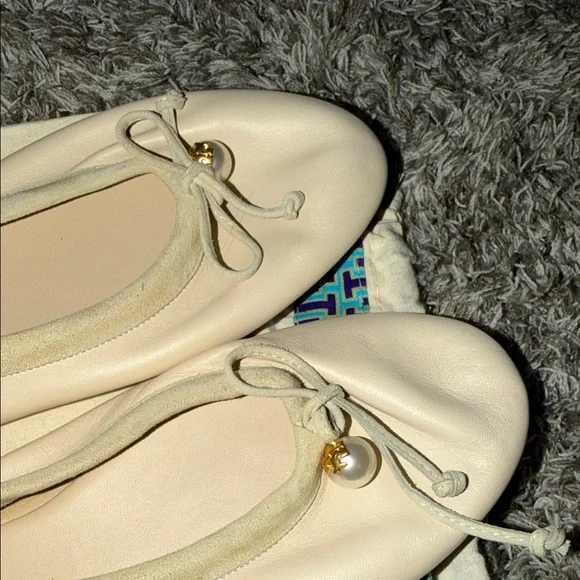 Tory Burch Cream Leather Ballet Flats with Bow & Pearl - Picture 4 of 4